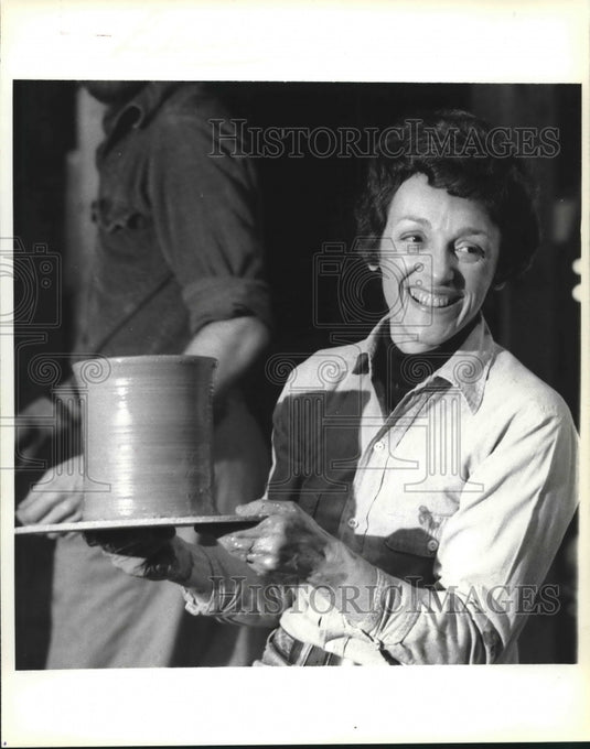 1978 Joan Mondale Holds Her Sculpture At Studio Workshop In New York-Historic Images