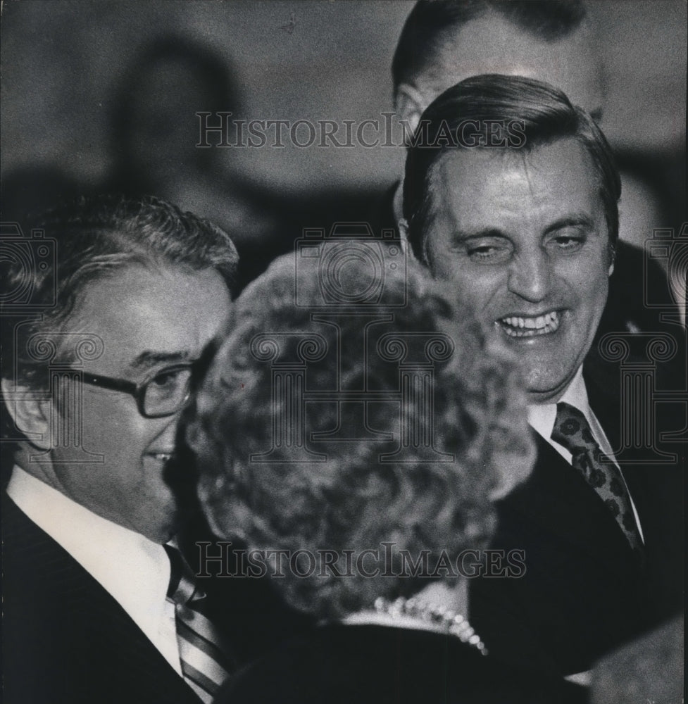 1977 Press Photo Vice President Mondale and Pat Lucey at Pfister Hotel Wisconsin - Historic Images