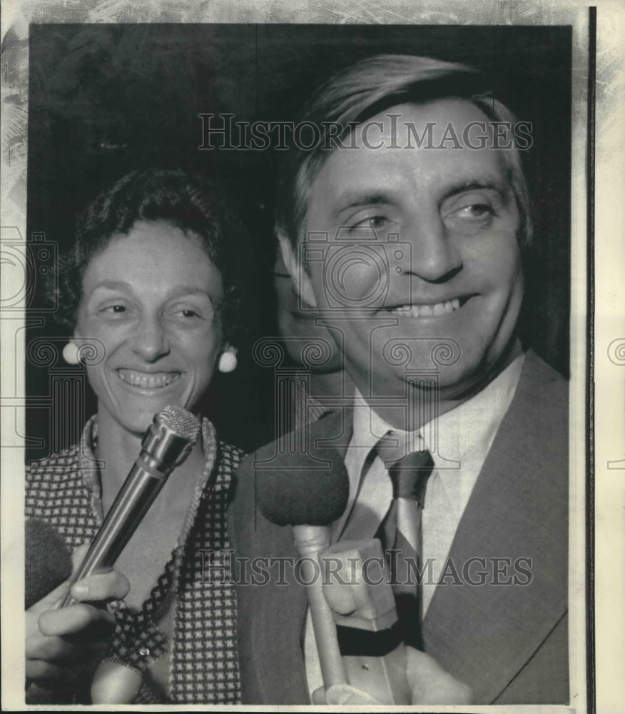 1976 Press Photo Senator Walter Mondale with Wife at La Guardia Airport New York - Historic Images