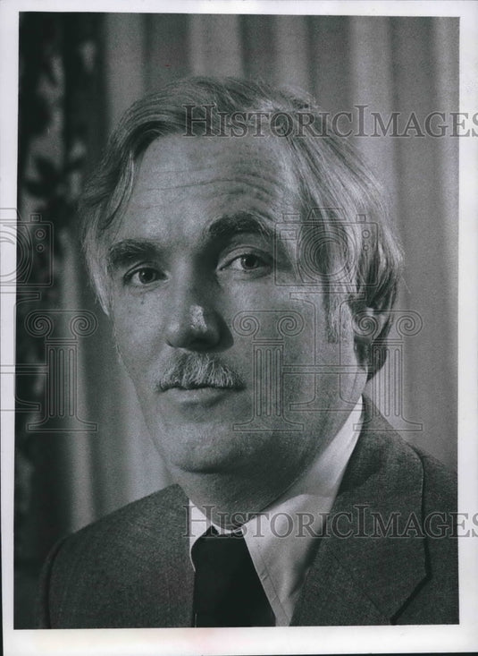 1977 Press Photo John Molloy, author of "The Woman's Dress for Success Book - Historic Images
