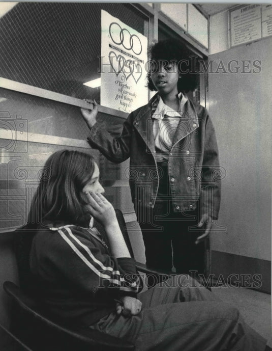 1985 Press Photo Fulton Pupils Talk While Waiting For The Principal In Milwaukee - Historic Images