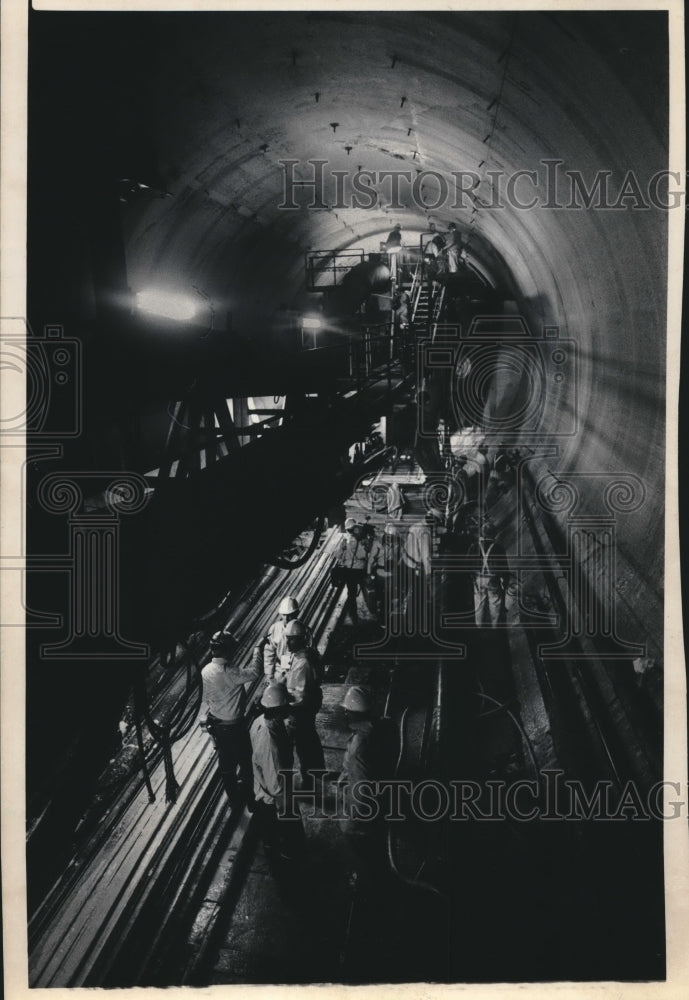 1986 Press Photo Workers gather around boring machine at Milwaukee tunnel - Historic Images