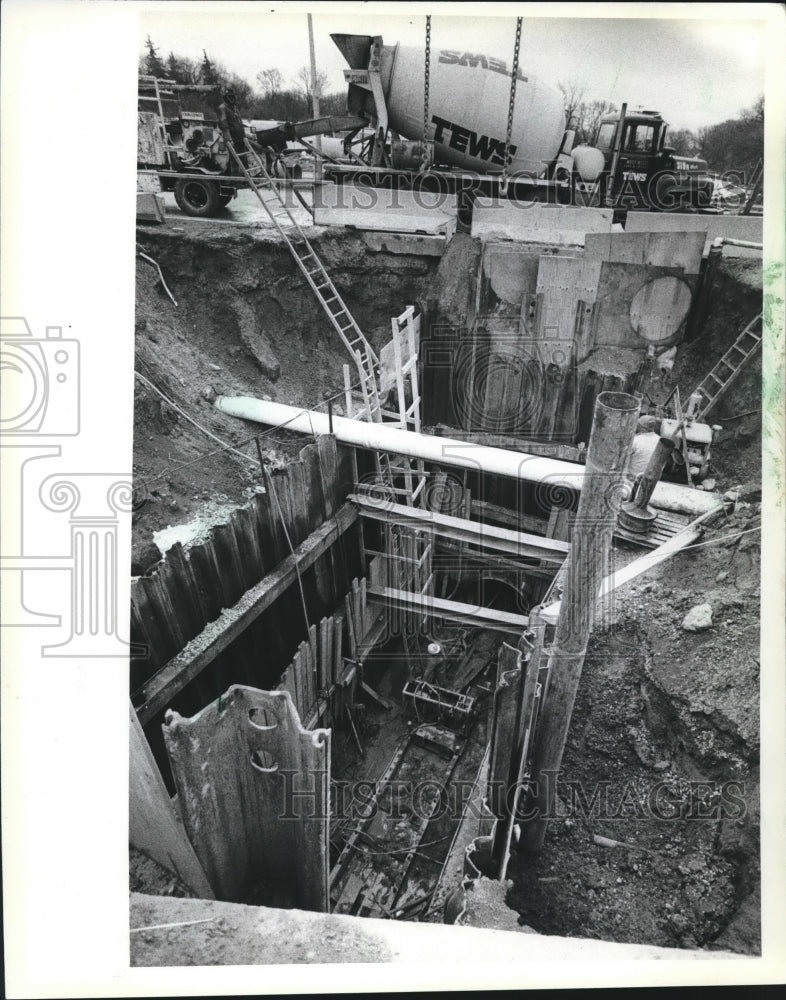 1983 Press Photo Milwaukee Metropolitan Sewerage District construction hole - Historic Images