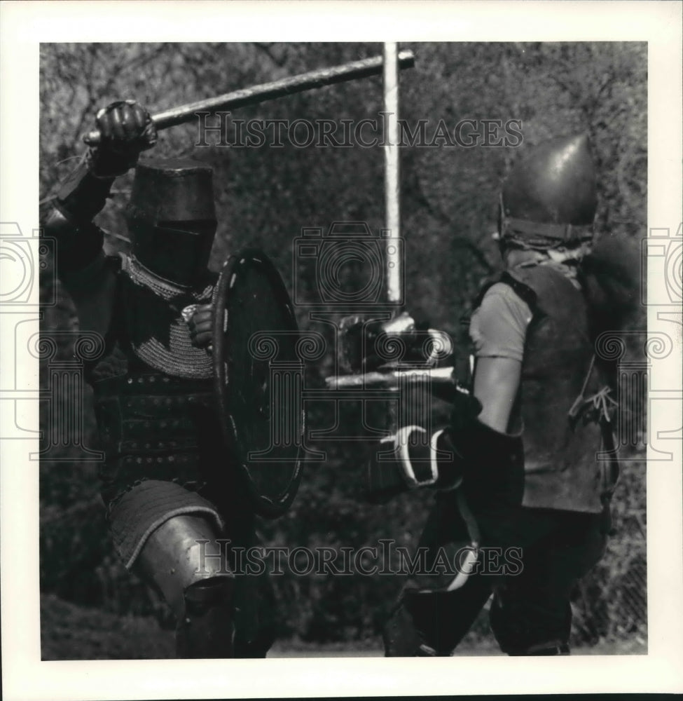 1986 Press Photo Opponents train as medieval warriors for mock battles - Historic Images