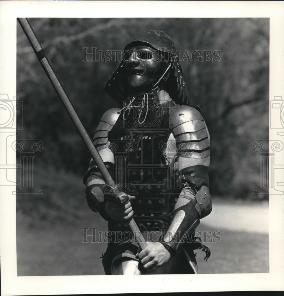 1986 Press Photo A participant of a mock battle at Lake Park with ancient armor - Historic Images