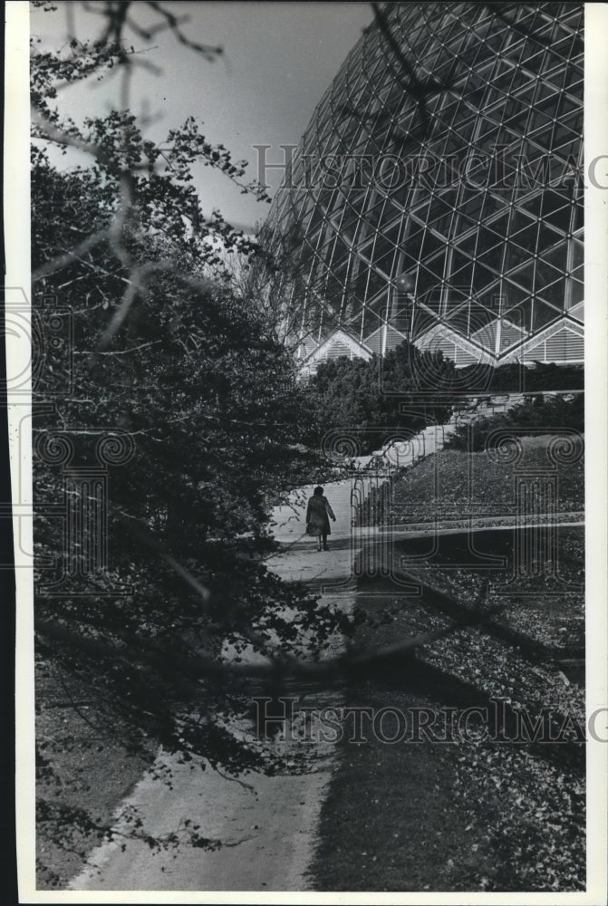 1962 Press Photo Lorraine Bowes strolls through the Mitchell Park Domes - Historic Images