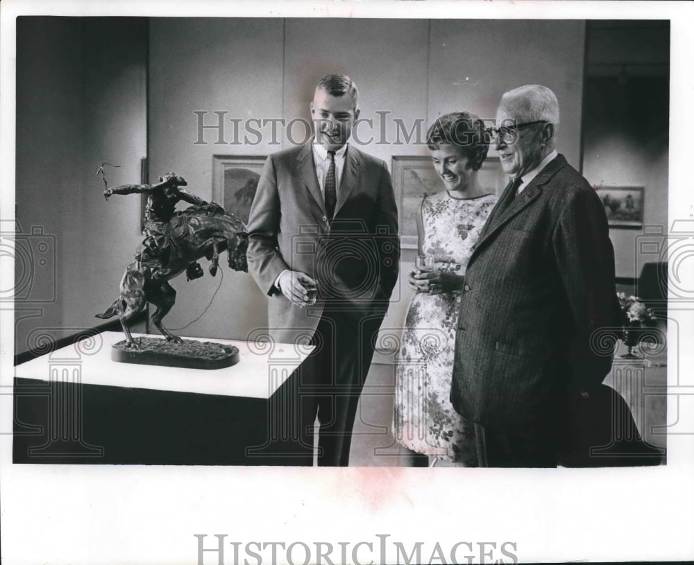 1966 Press Photo Sculpture by Frederic Remington admired by people at art center - Historic Images
