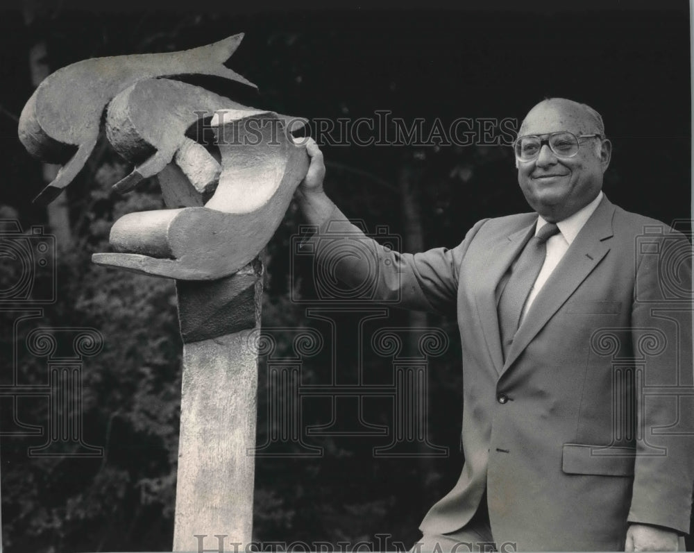 1986 Press Photo Bill Ruby, at the Milwaukee Zoo stands with the Reuben Nakian - Historic Images