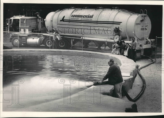 1986 Alan Meurs pumped salt into the pool at Milwaukee County Zoo - Historic Images