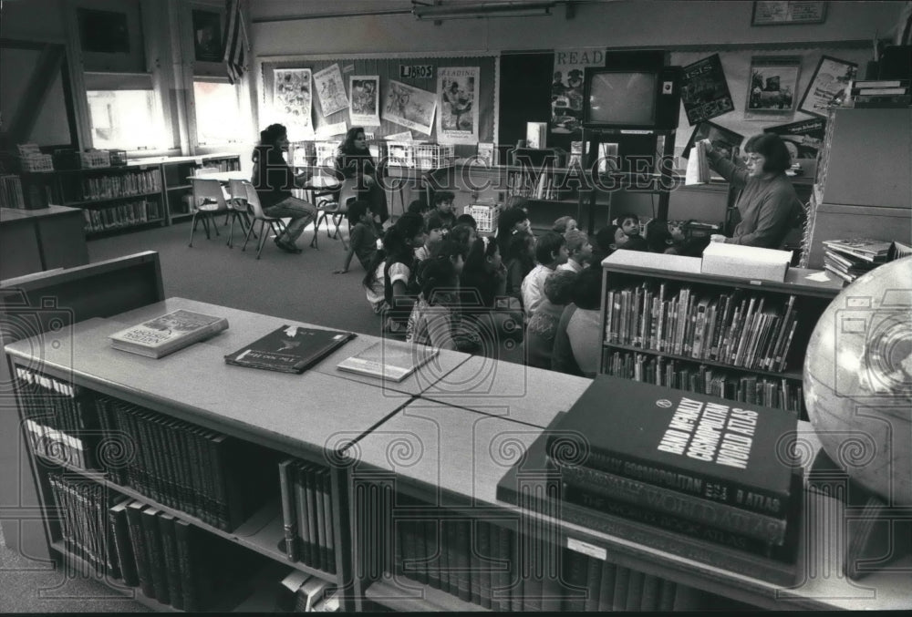 1990 Press Photo Mary Darnieder and Students at Kagel Elementary&#39;s New Library - Historic Images