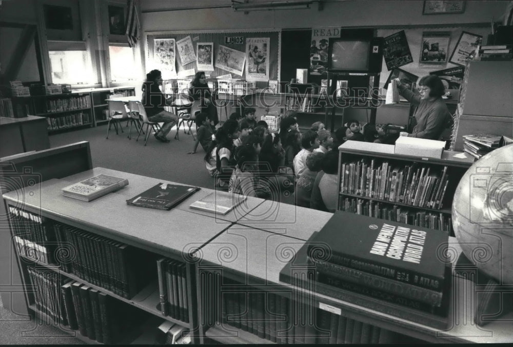 1990 Press Photo Mary Darnieder and Students at Kagel Elementary's New Library - Historic Images
