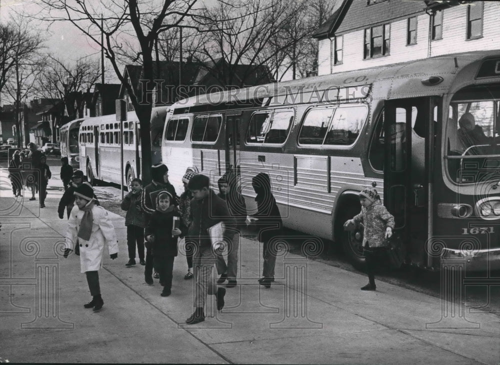 1968 Press Photo Hawley school children arriving at MacDowell school, Milwaukee. - Historic Images