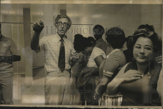 1976 Press Photo Principle, Brown Deer Middle School with kids from inner city. - Historic Images