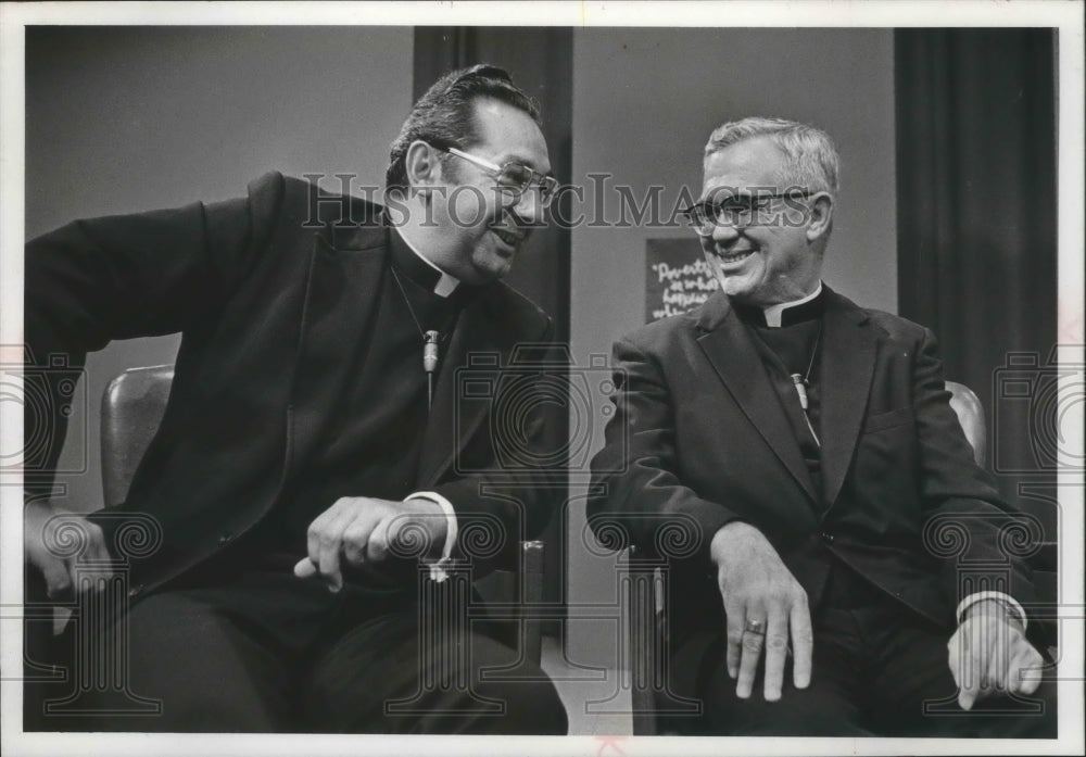 1972 Press Photo Father Monticello, Bishop Dempsey chatting, Milwaukee. - Historic Images