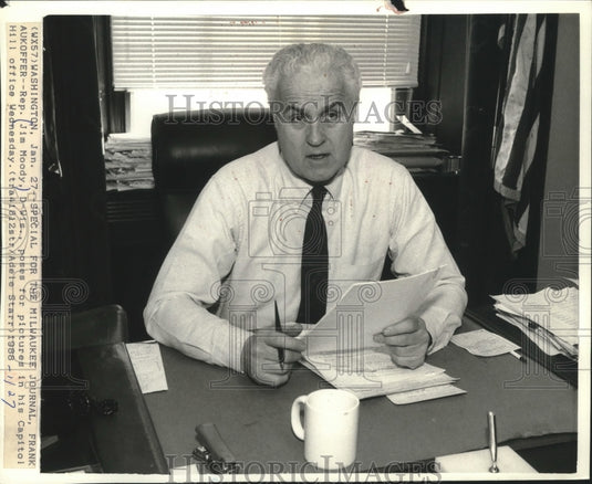 1988 Press Photo Representative Jim Moody poses for pictures, Washington D.C. - Historic Images