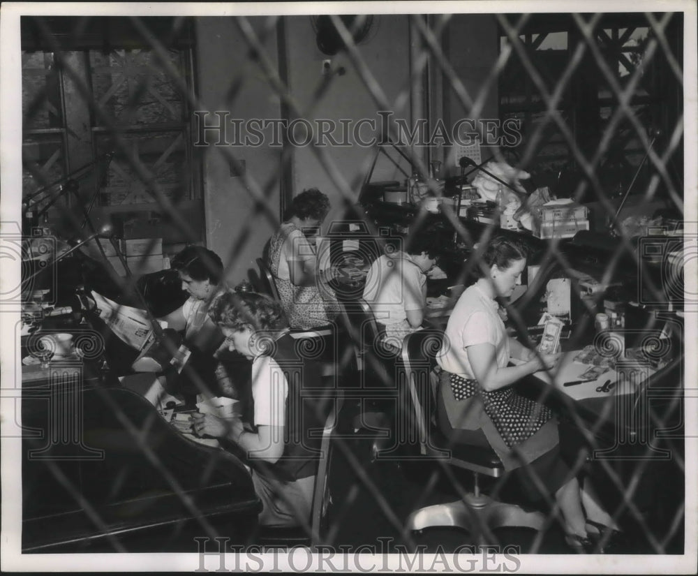 1954 Press Photo Women perform job of trying to salvage currency, Washington. - Historic Images