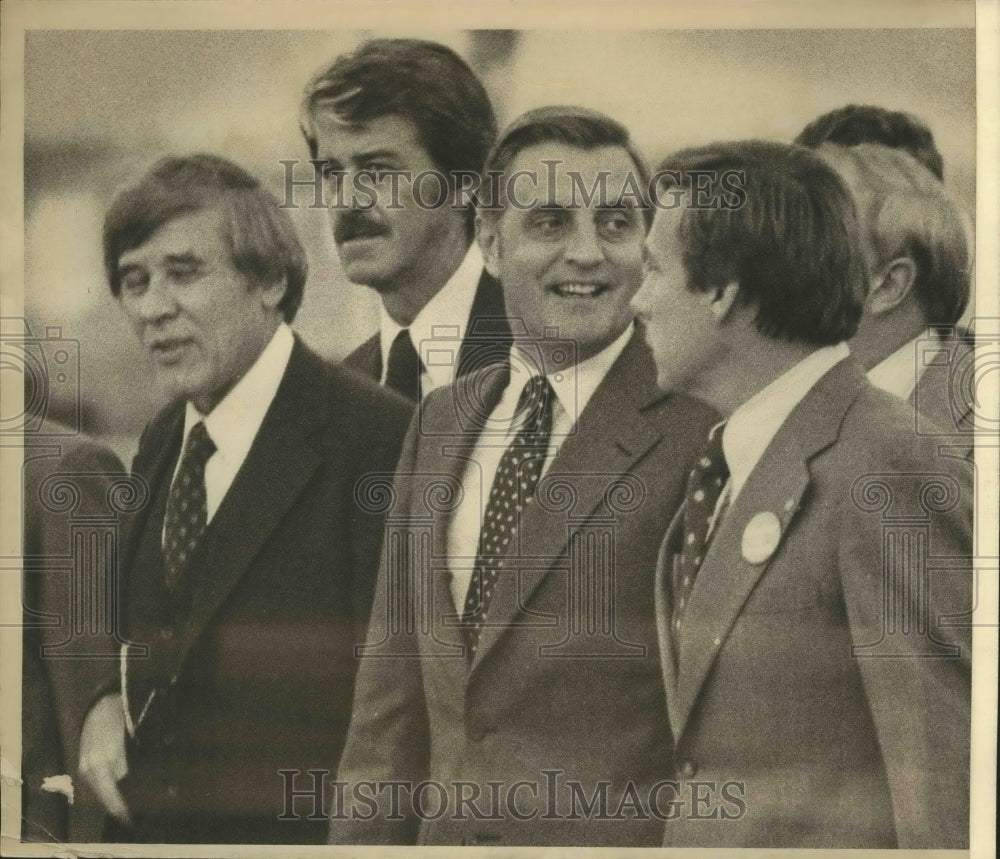 1978 Press Photo V.P. Mondale Joined By The Governor And Mayor At Mitchell Field - Historic Images