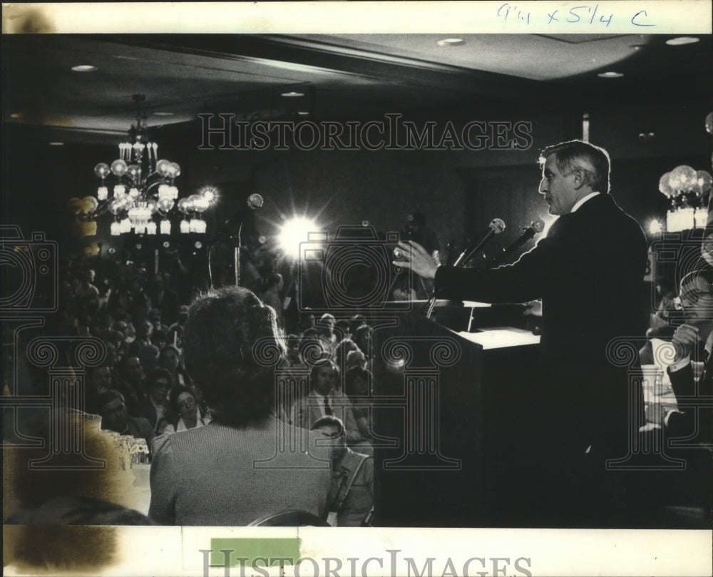 1983 Press Photo Former Vice President Mondale Speaks To Delegates At Pfister - Historic Images