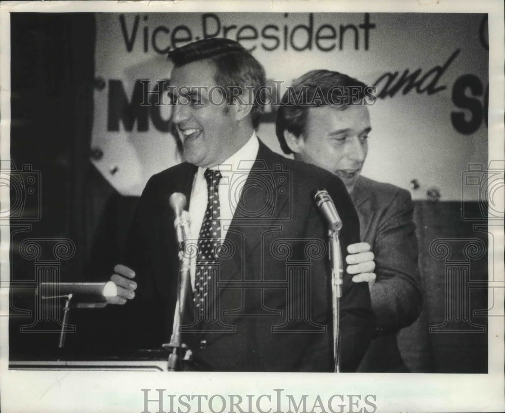 1978 Press Photo V. P. Walter Mondale and acting Wisconsin Governor Schreiber. - Historic Images