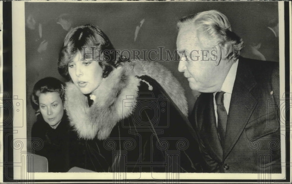 1975 Press Photo Prince Rainier, wife, daughter arriving for pop concert, Paris. - Historic Images