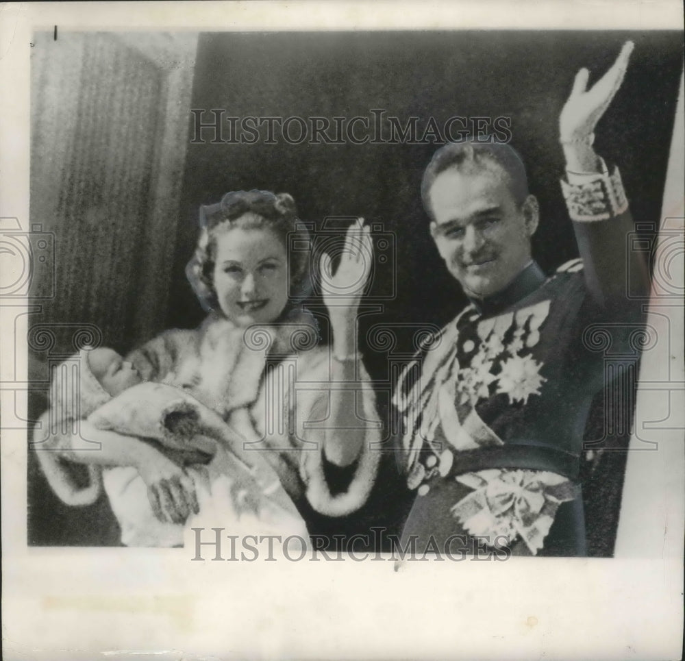 1957 Press Photo Prince Rainier and Princess Grace with Caroline greet subjects - Historic Images