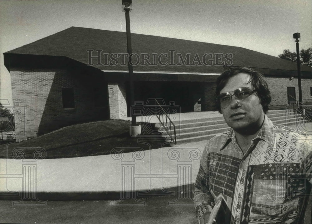 1979 Press Photo David Molthen chairman of new college theater behind him. - Historic Images