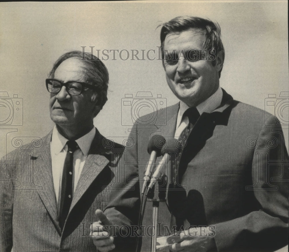 1977 Press Photo Vice President Walter Mondale With Fred Mulley In London - Historic Images