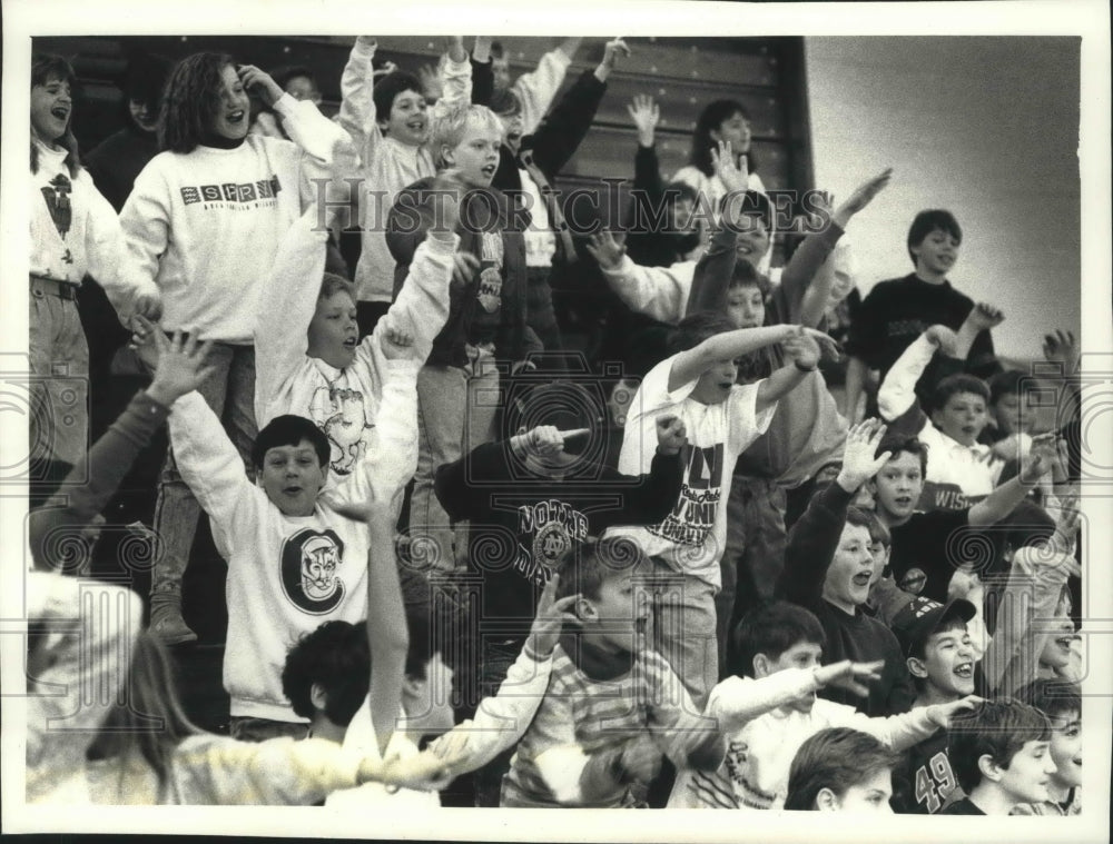 1990 Press Photo Students Get the Day Off at Cumberland Elementary in Wisconsin - Historic Images