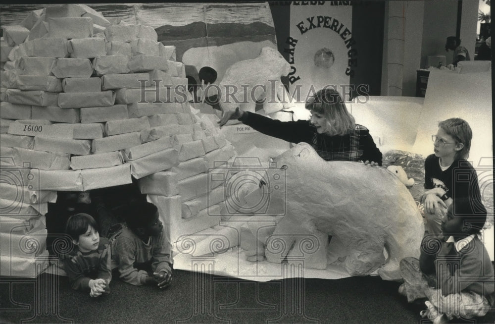 1991 Press Photo Grandview School pupils enjoy igloo with teacher Paula McLean - Historic Images