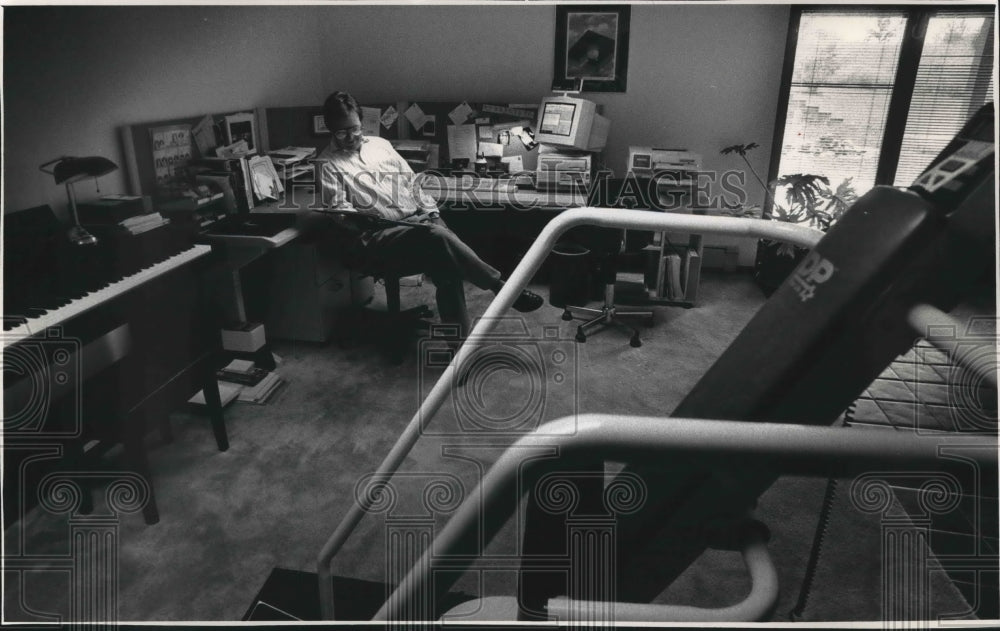1991 Press Photo Computer executive John Howman takes a break at his home, WI - Historic Images