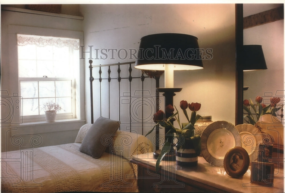 1994 Press Photo interior view of antique collector&#39;s bedroom in Wisconsin home - Historic Images