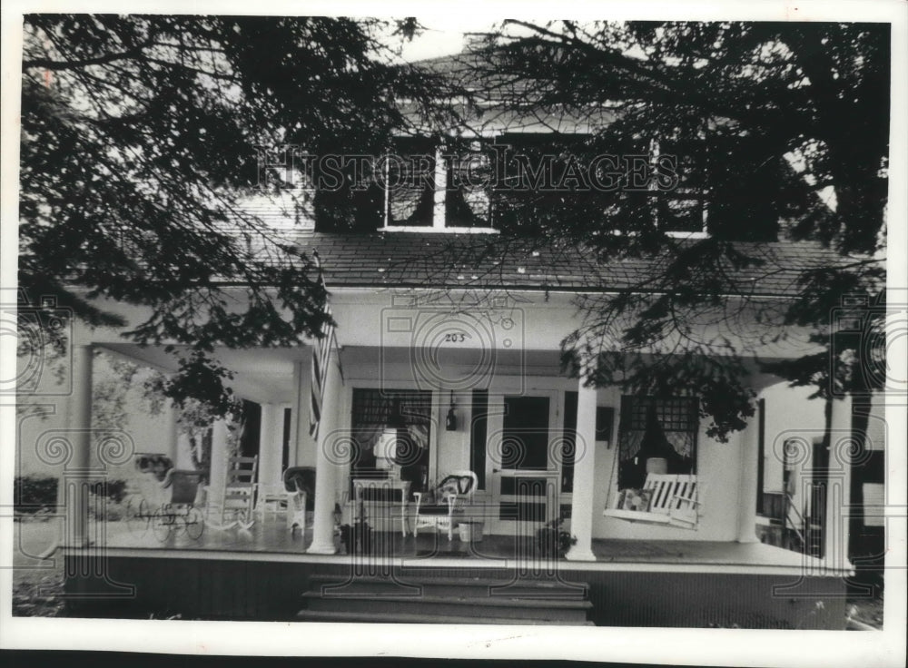 1990 Press Photo front porch of quiet home in small community in United States - Historic Images