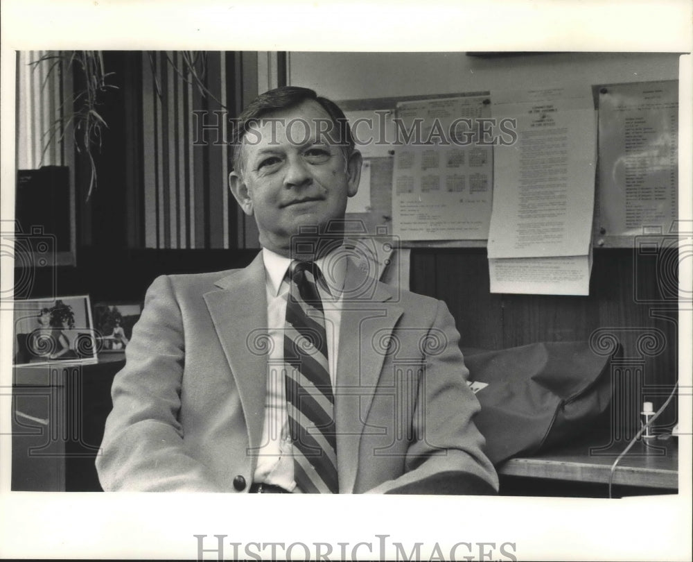 1985 Press Photo Dr. William Patton, Oconomowoc school district superintendent - Historic Images