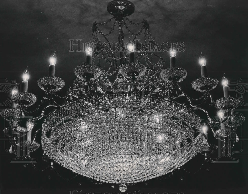 1984 Press Photo lit Chandelier at Riverside Theatre in Milwaukee - mjb53493 - Historic Images