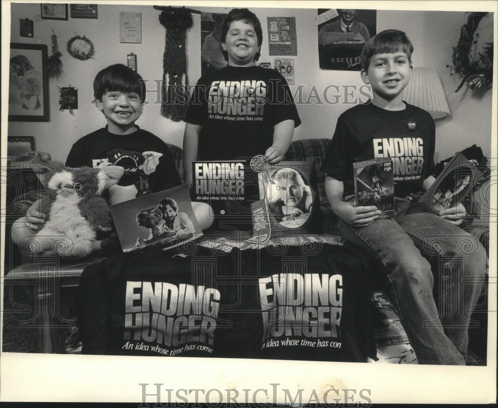 1986 Press Photo John Mautino, Joseph Mautino &amp; Jason Gabrysiak sell merchandise - Historic Images