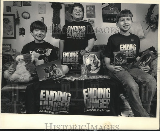 1986 Press Photo John Mautino, Joseph Mautino & Jason Gabrysiak sell merchandise - Historic Images