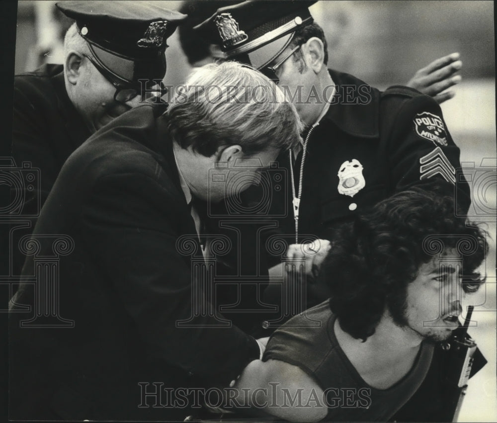 1979 Press Photo Police grapple with person arrested at Riverside High School - Historic Images