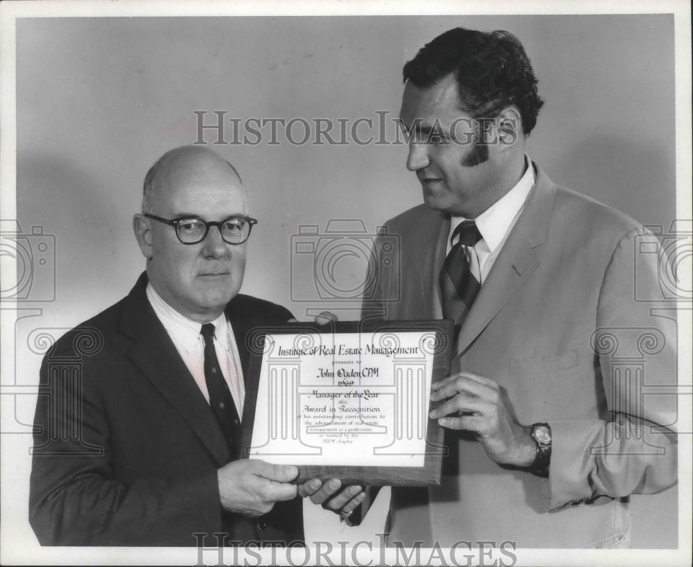 1970 Press Photo John Ogden takes award by Milwaukee Chapter lead Robert Miller - Historic Images