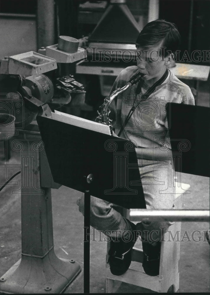 1992 Press Photo Sean Hogan of Arrowhead School District practices the saxophone - Historic Images