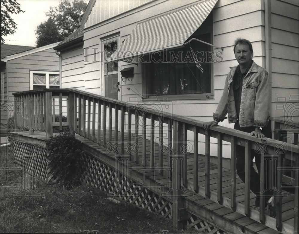 1991 Press Photo David Hromek,Reginal build ramp for sister Shirley in Milwaukee - Historic Images