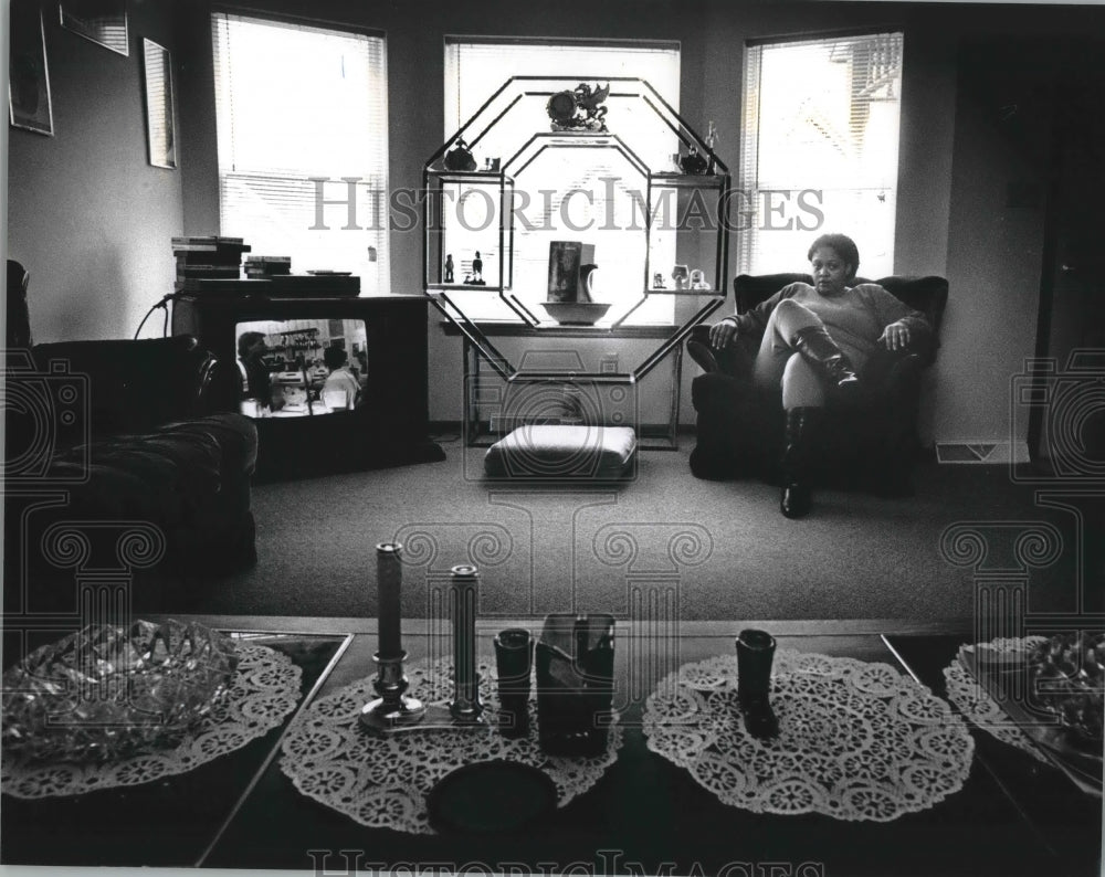 1992 Ernestine Nolden &amp; family move to Milwaukee Brewers Hill home-Historic Images