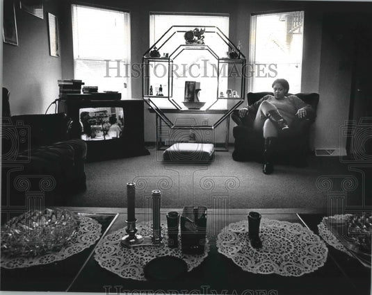 1992 Ernestine Nolden & family move to Milwaukee Brewers Hill home-Historic Images