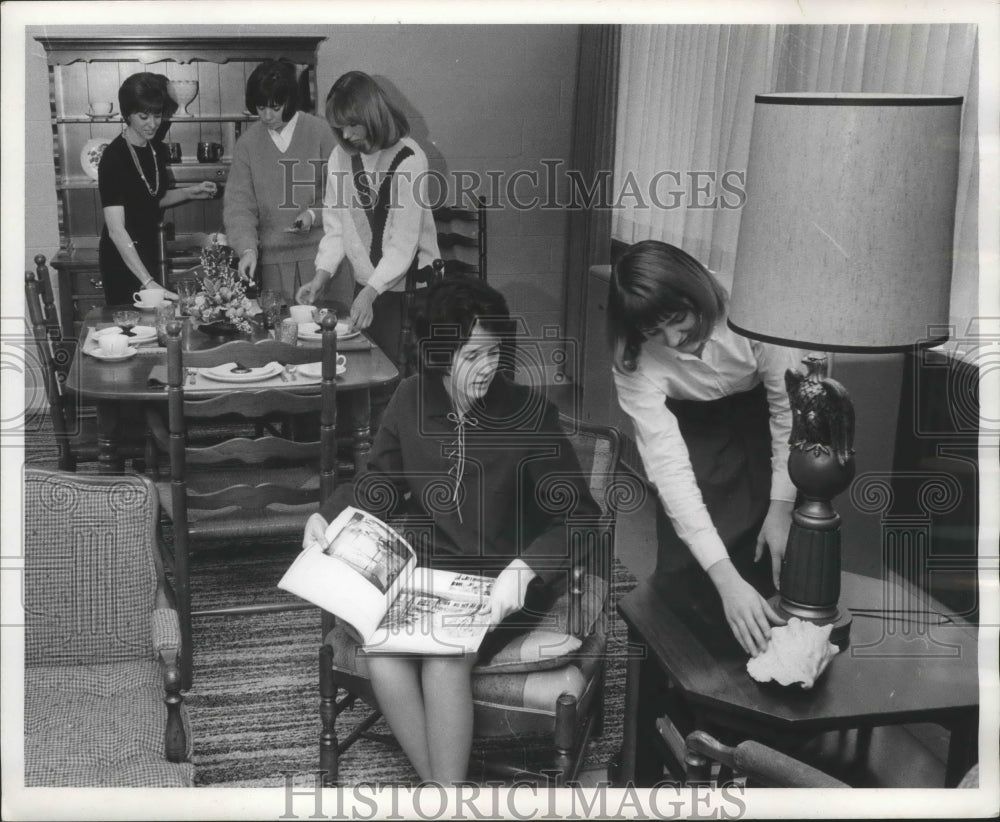 1965 Press Photo Students in Home Economics Lab, Homestead High School Milwaukee - Historic Images