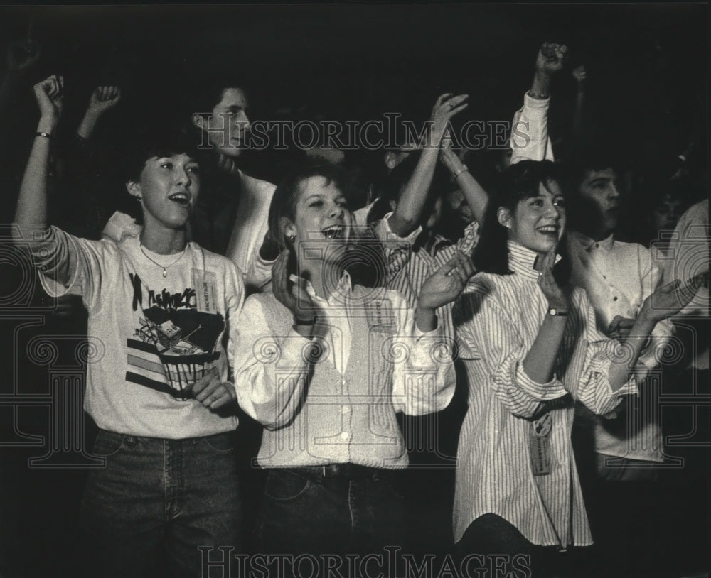 1987 Press Photo Crowd cheers at &quot;Milwaukee Live&quot; concert at Homestead school - Historic Images