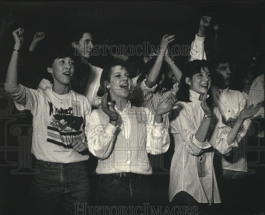 1987 Press Photo Crowd cheers at "Milwaukee Live" concert at Homestead school - Historic Images