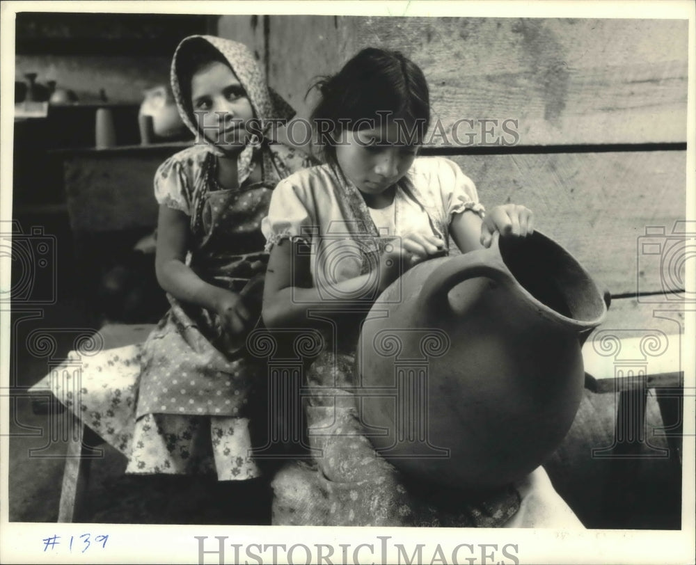 1987 Press Photo Sonja Chinas and Marina Vigil work on clay water vessel - Historic Images