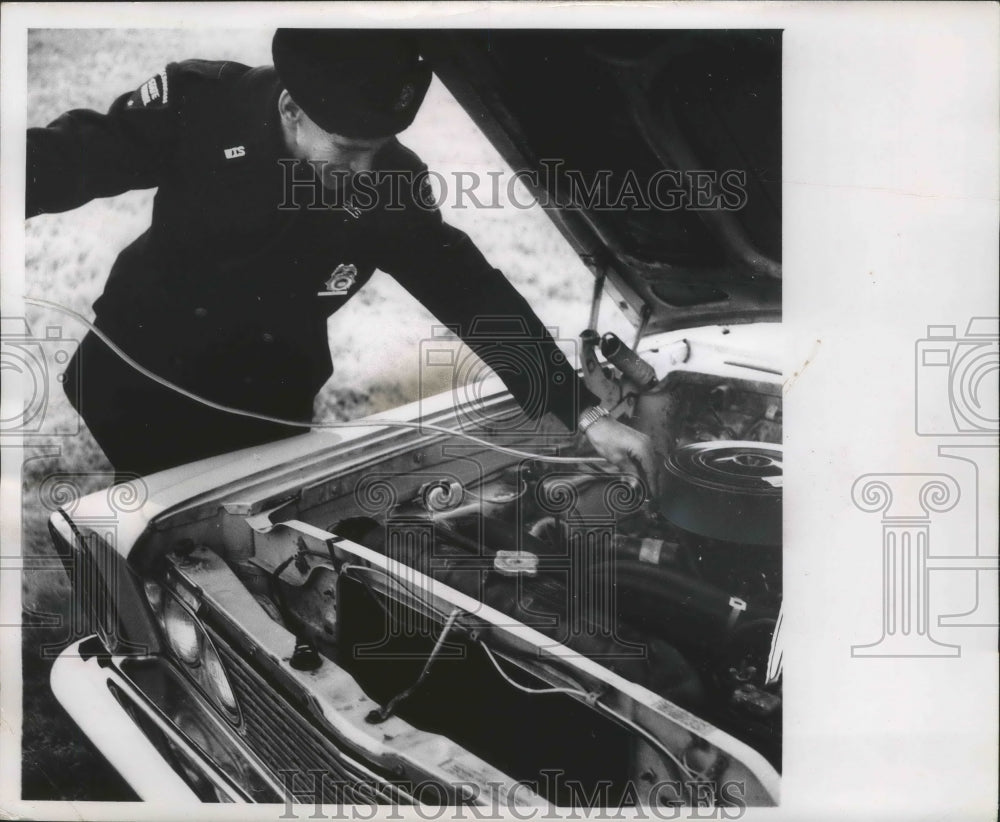 1964 Press Photo State Traffic Patrolman D. R. Walter on Interstate, Wisconsin - Historic Images