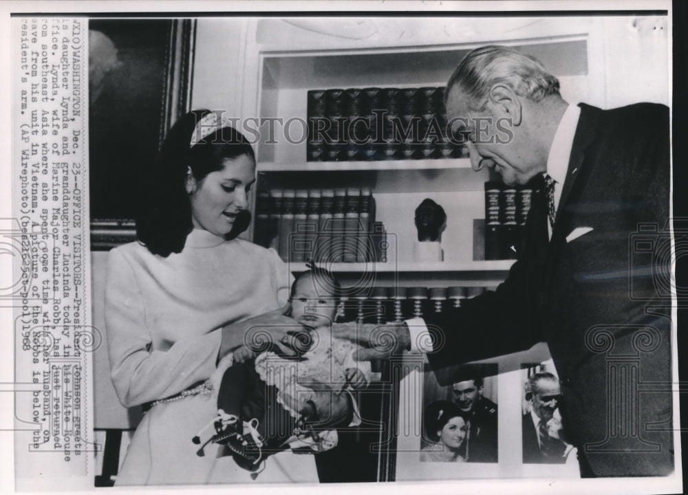 1968 Press Photo Lynda Robb and baby visiting dad, President Johnson, Washington - Historic Images