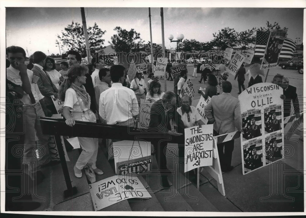 1988 Press Photo Protesters carry marxist signs outside Milwaukee Expo Center - Historic Images