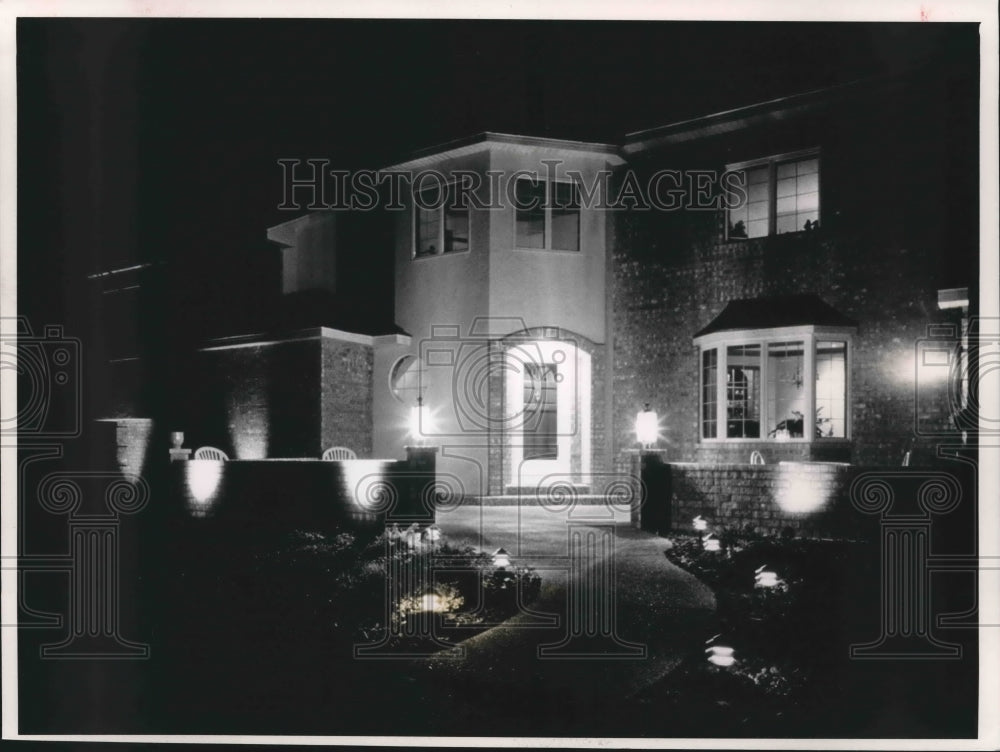 1989 Outdoor lighting systems on homes, Milwaukee - Historic Images